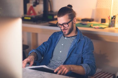 Onun kağıtları inceleyerek yakışıklı genç beyaz serbest meslek.