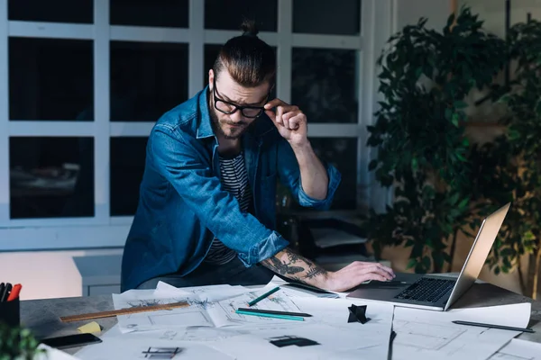 Bonito Jovem Arquiteto Caucasiano Trabalhando Escritório Noite — Fotografia de Stock