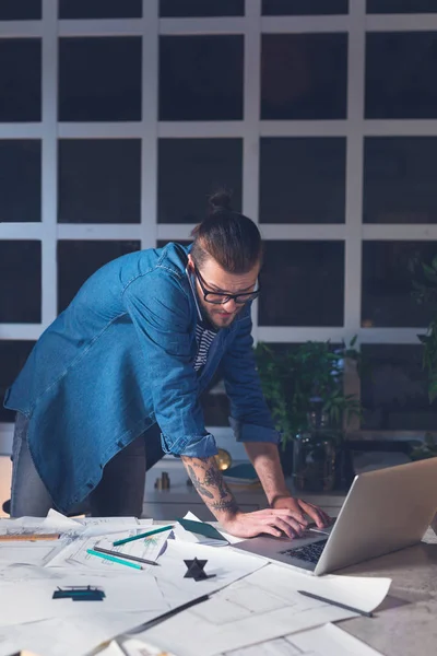 Schöner Junger Kaukasischer Architekt Der Nachts Einem Büro Mit Seinem — Stockfoto