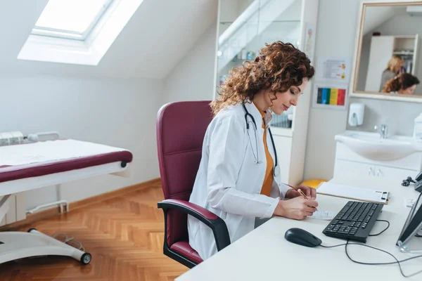 Bonito Jovem Médico Caucasiano Trabalhando Computador Desktop Escritório Médico Moderno — Fotografia de Stock