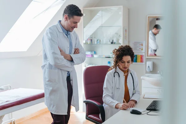 Due Giovani Medici Caucasici Che Lavorano Moderno Studio Medico — Foto Stock