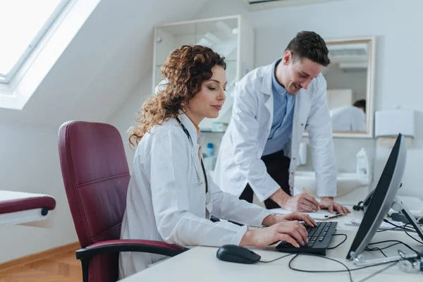 Dois Médicos Caucasianos Trabalhando Computador Desktop Consultório Médico Moderno — Fotografia de Stock
