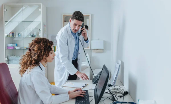 Due Medici Caucasici Che Lavorano Computer Desktop Moderno Studio Medico — Foto Stock