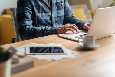 Modern ofis alanı bir dizüstü bilgisayar üzerinde çalışan genç bir beyaz işadamı eller.