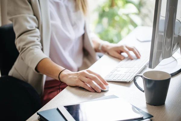 Femme Affaires Méconnaissable Travaillant Sur Ordinateur Bureau Avec Une Souris — Photo