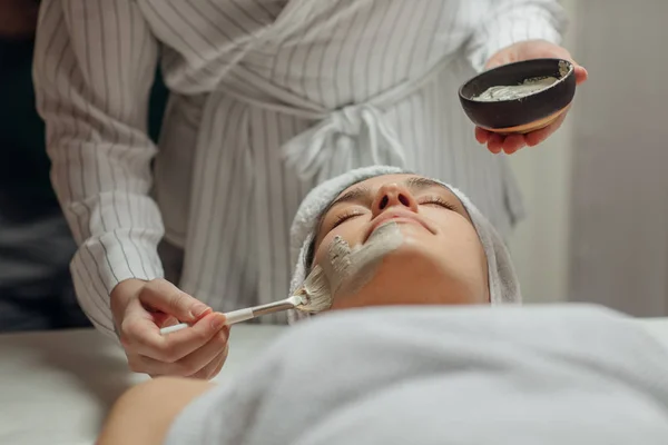 Kaukasische Schoonheidsspecialist Vrouw Een Masker Toe Passen Een Mooie Jonge — Stockfoto