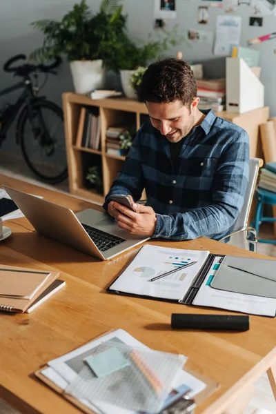 Guapo Joven Sonriente Hombre Negocios Caucásico Usando Teléfono Móvil Escritorio — Foto de Stock