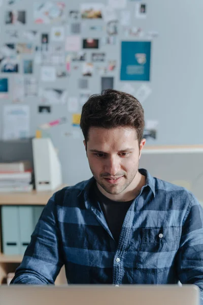 Guapo Joven Sonriente Hombre Negocios Caucásico Trabajando Ordenador Portátil Espacio — Foto de Stock