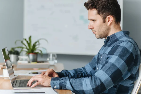 Guapo Joven Freelancer Caucásico Trabajando Portátil Escritorio — Foto de Stock