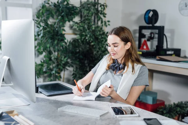 Jovem Empresária Sentada Escritório Moderno Escrevendo Seu Caderno — Fotografia de Stock