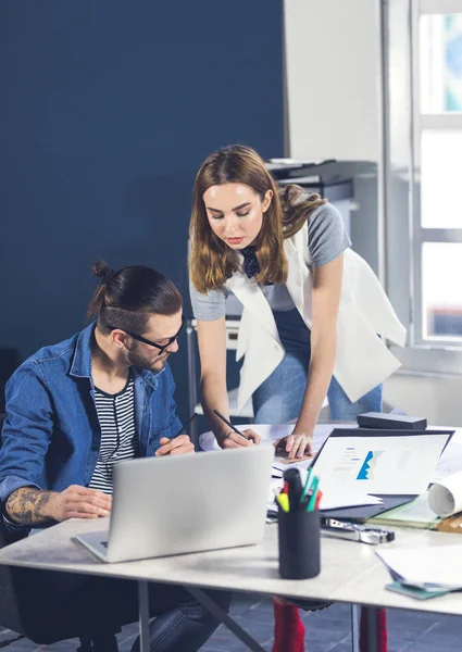 Ung Affärsman Och Affärskvinna Som Arbetar Tillsammans Moderna Kontor — Stockfoto