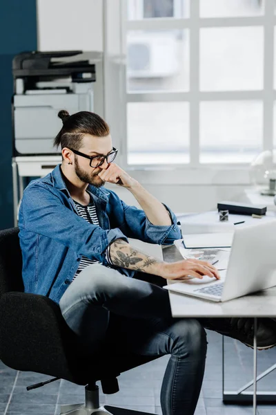 Giovane Stilista Uomo Caucasico Elegante Che Lavora Sul Computer Portatile — Foto Stock