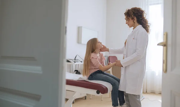 Schattig Kaukasische Meisje Met Pediatrische Examen Medische Kliniek — Stockfoto