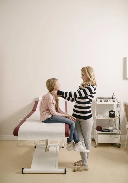 Beautiful Smiling Caucasian Woman Her Daughter Waiting Pediatric Exam Hospital — Stock Photo, Image