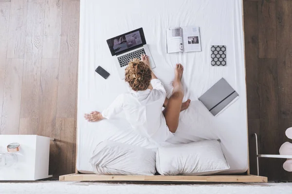 Från Ovanstående Foto Kvinna Arbetar Sin Laptop Och Sitter Sängen — Stockfoto