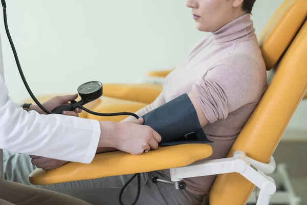 Hände Einer Nicht Erkennbaren Ärztin Messen Krankenhaus Den Blutdruck Der — Stockfoto