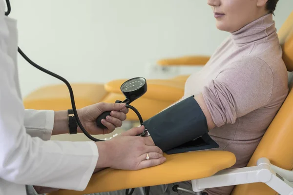 Handen Van Onherkenbaar Vrouw Arts Bloeddruk Meet Patiënt Ziekenhuis — Stockfoto