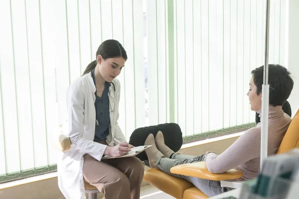 Mujer Caucásica Médico Escribiendo Haciendo Una Anamnesis Paciente —  Fotos de Stock