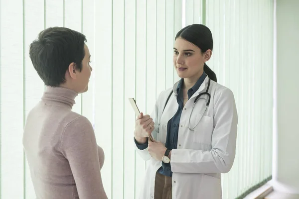 Bastante Caucásica Mujer Médico Sonriendo Hablando Con Paciente Hospital — Foto de Stock