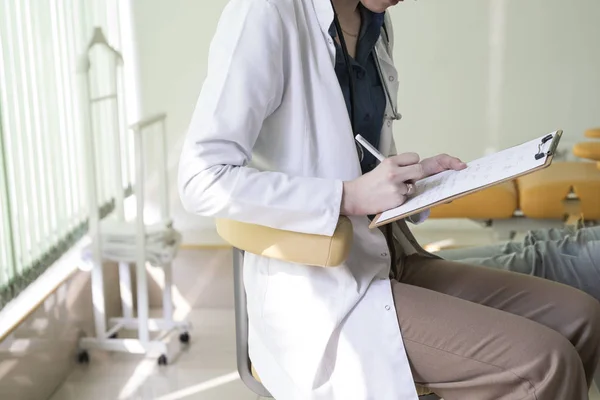 Onherkenbare Vrouw Arts Nemen Van Anamnese Van Haar Patiënt Bij — Stockfoto