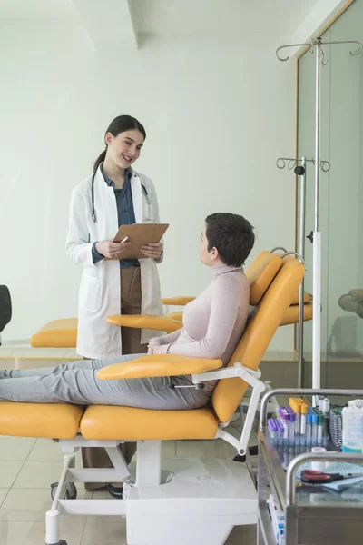 Fröhlich Lächelnde Ärztin Gespräch Mit Ihrer Patientin Krankenhaus — Stockfoto