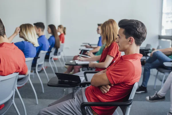 Gruppo Studenti Delle Scuole Superiori Dopo Presentazione Dell Insegnante — Foto Stock