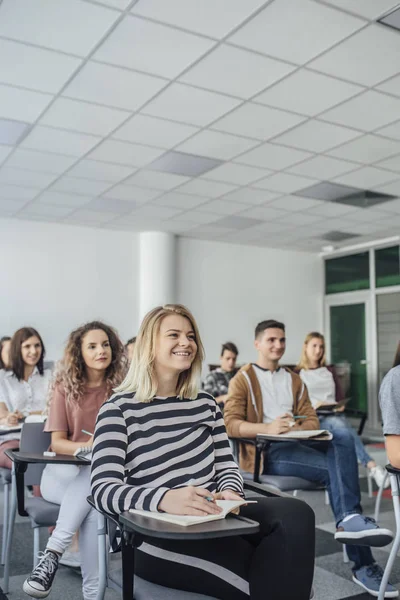 Grupo Alunos Fazendo Anotações Sala Aula Moderna — Fotografia de Stock