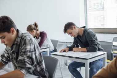 Grup lise öğrencilerinin sınıf yazma.