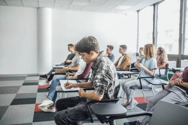 Grupo Estudiantes Tomando Notas Aula Moderna — Foto de Stock