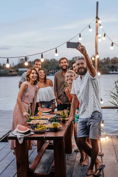 Gruppe Junger Männer Und Frauen Macht Selfie Bei Outdoor Party — Stockfoto