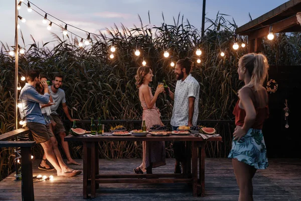 Grupo Jovens Homens Mulheres Desfrutando Férias Verão Festa Livre — Fotografia de Stock