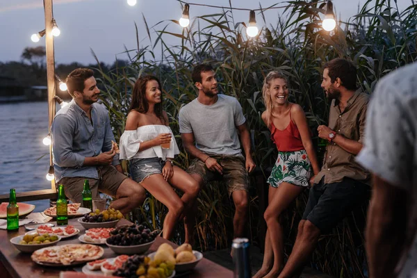 Gruppe Junger Männer Und Frauen Genießt Sommerurlaub Bei Outdoor Party — Stockfoto