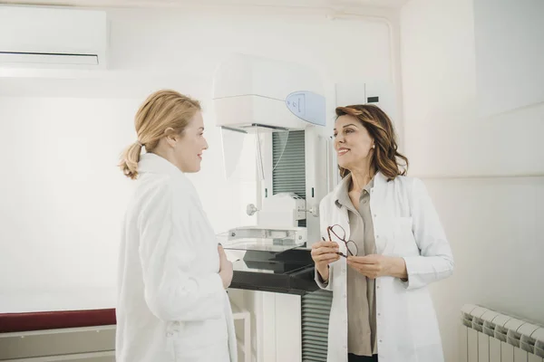 Mulher Branca Bonita Médico Conversando Com Sua Paciente Exame Mamografia — Fotografia de Stock