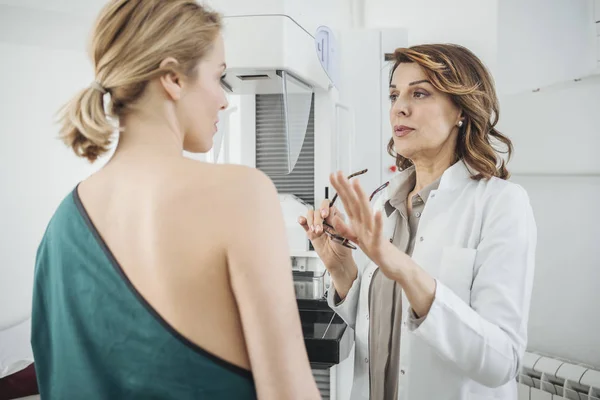 Jolie Femme Caucasienne Médecin Parler Avec Son Patient Sur Examen — Photo