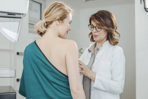 彼女の患者に対して乳房検査を行う女性婦人科医 — ストック写真