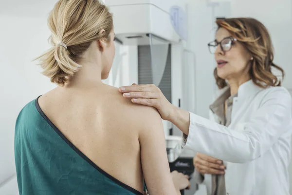 Mooie Kaukasische Vrouw Arts Praten Met Haar Patiënt Borstonderzoek — Stockfoto