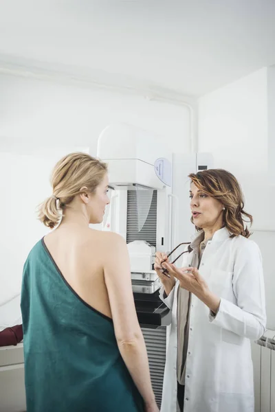 Jolie Femme Caucasienne Médecin Parler Avec Son Patient Sur Examen — Photo