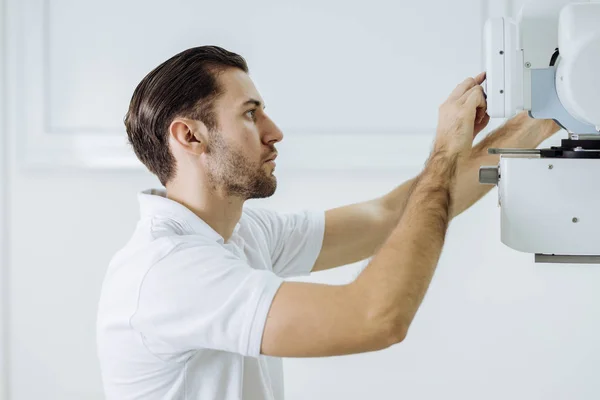 Jeune Technicien Médical Qui Fait Fonctionner Appareil Rayons Dans Une — Photo