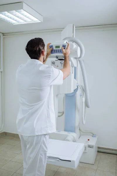 Tiro Nas Costas Jovem Técnico Médico Operatin Uma Máquina Raios — Fotografia de Stock