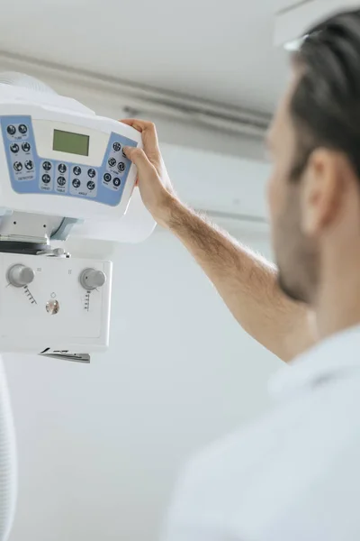 Sobre Ombro Tiro Técnico Médico Operando Uma Máquina Raios Uma — Fotografia de Stock