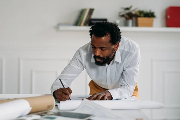 Sério Arquiteto Homem Africano Desenhando Plantas Seu Escritório — Fotografia de Stock