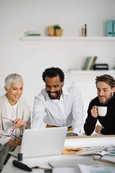 Gruppo Uomini Affari Che Lavorano Insieme Nel Moderno Spazio Ufficio — Foto Stock