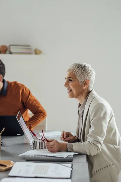 Gruppo Imprenditori Seduti Ufficio Che Lavorano Insieme — Foto Stock