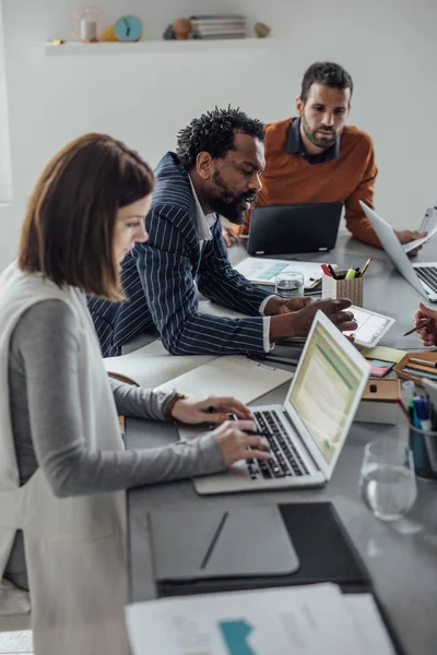 Groep Van Ernstige Ondernemers Gelet Bespreken Vergaderzaal — Stockfoto