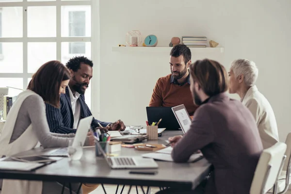 Groupe Multiethnique Femmes Affaires Hommes Affaires Ayant Une Réunion Affaires — Photo