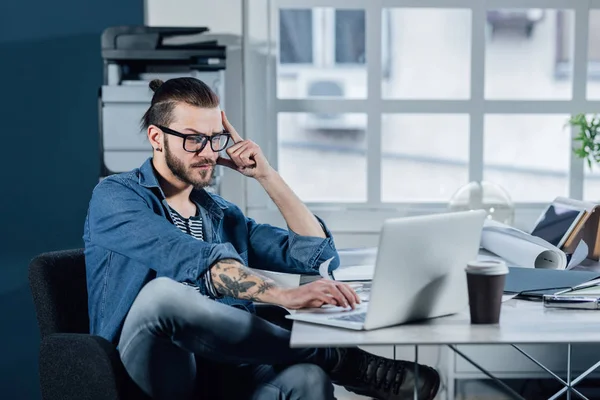 Jeune Homme Élégant Caucasien Sérieux Designer Travaillant Sur Ordinateur Portable — Photo