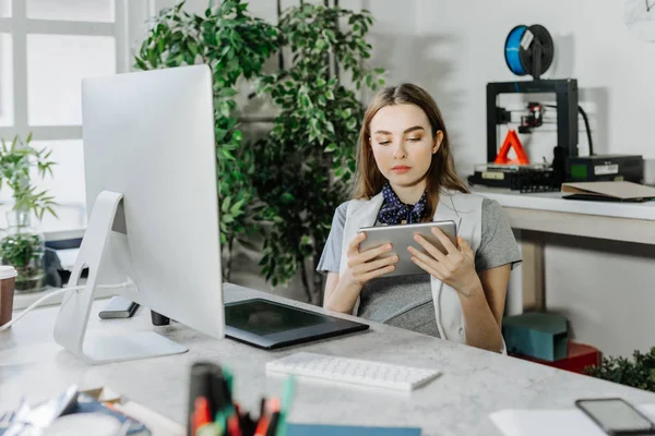 Graziosa Donna Caucasica Graphic Designer Seduta Ufficio Utilizzando Tablet — Foto Stock