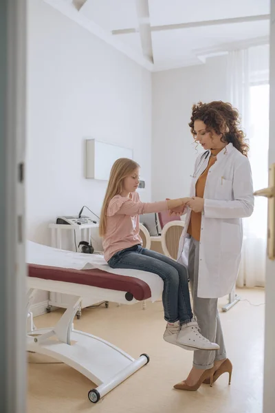 Menina Branca Bonito Ter Exame Pediátrico Clínica Médica — Fotografia de Stock