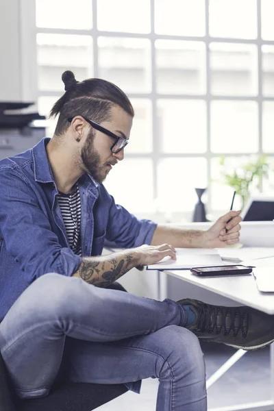 Jovem Estiloso Homem Branco Designer Escrevendo Seu Escritório — Fotografia de Stock