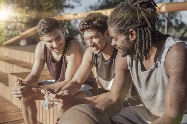 Multiethnic Group Basketball Players Sitting Court Using Cell Phone — Stock Photo, Image